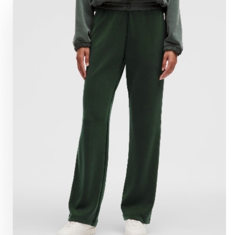 Lululemon Athletica Rainforest Green Softstreme Pant- 4 short